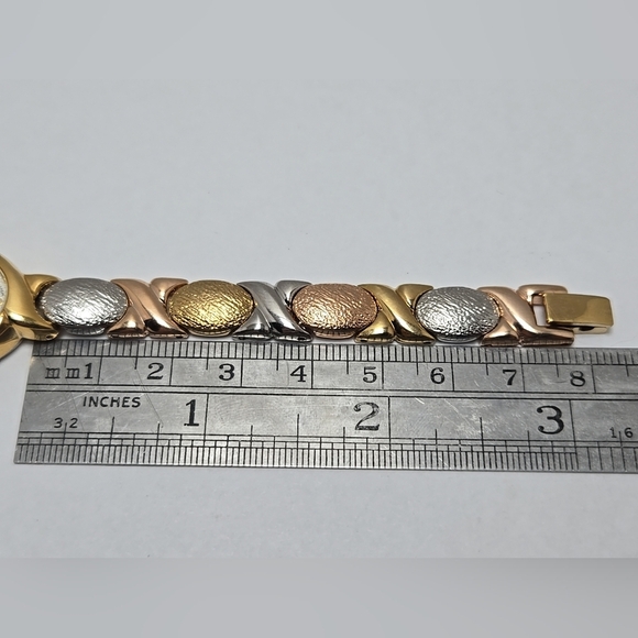 Womens Vintage Avon Gold Rose Silver Tone Diamond Watch F20808 New Battery - Picture 7 of 9